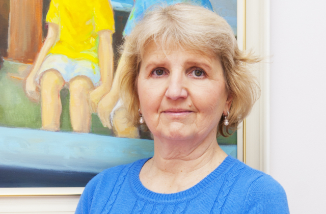 Laste füsioterapeut ja arendusravi läbiviija Anne Lepasepp vaatamas kaamerasse ja naeratamas.